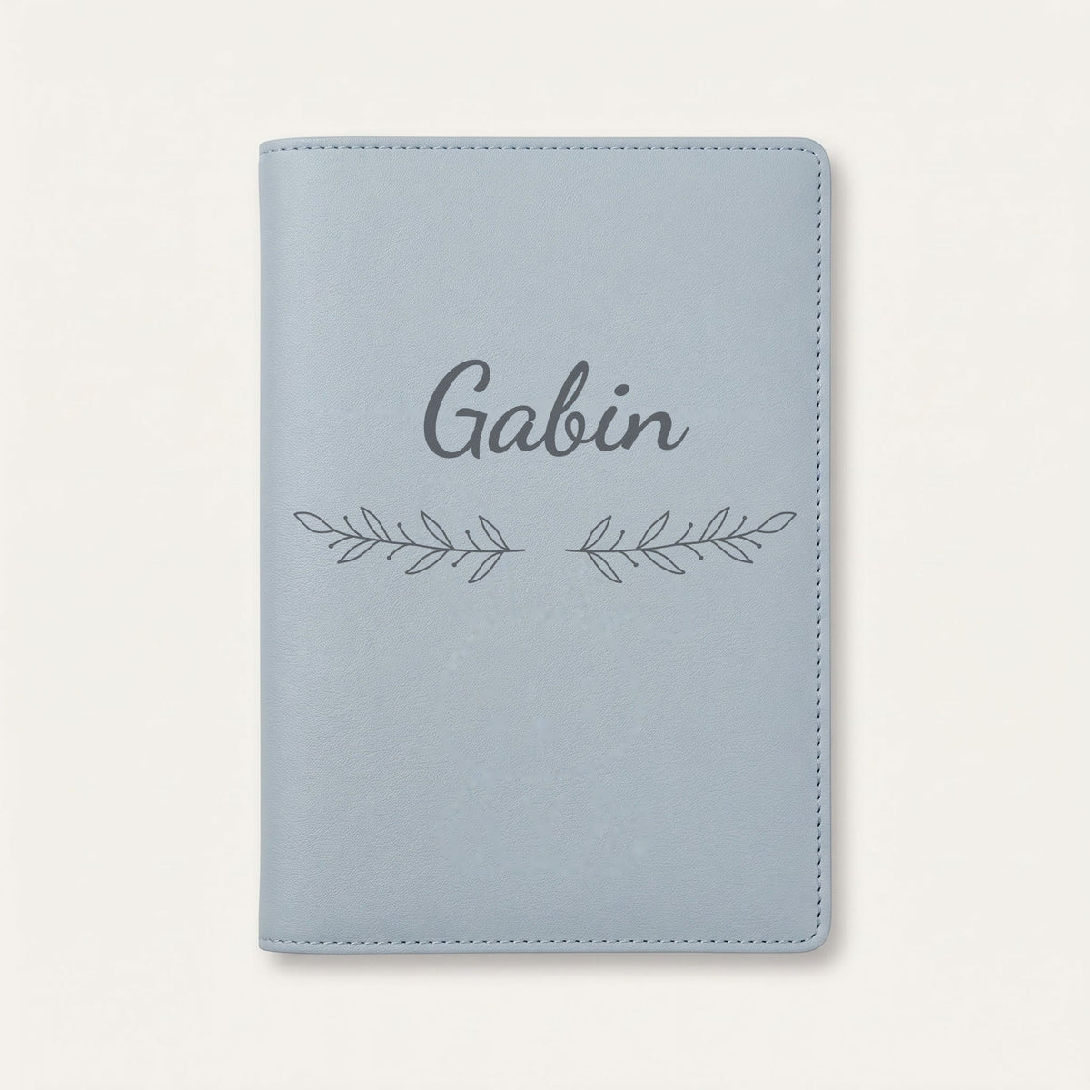 Protège carnet de santé personnalisé Gabin — Bleu nuage — prénom « Gabin » gravé, ornement Rameaux