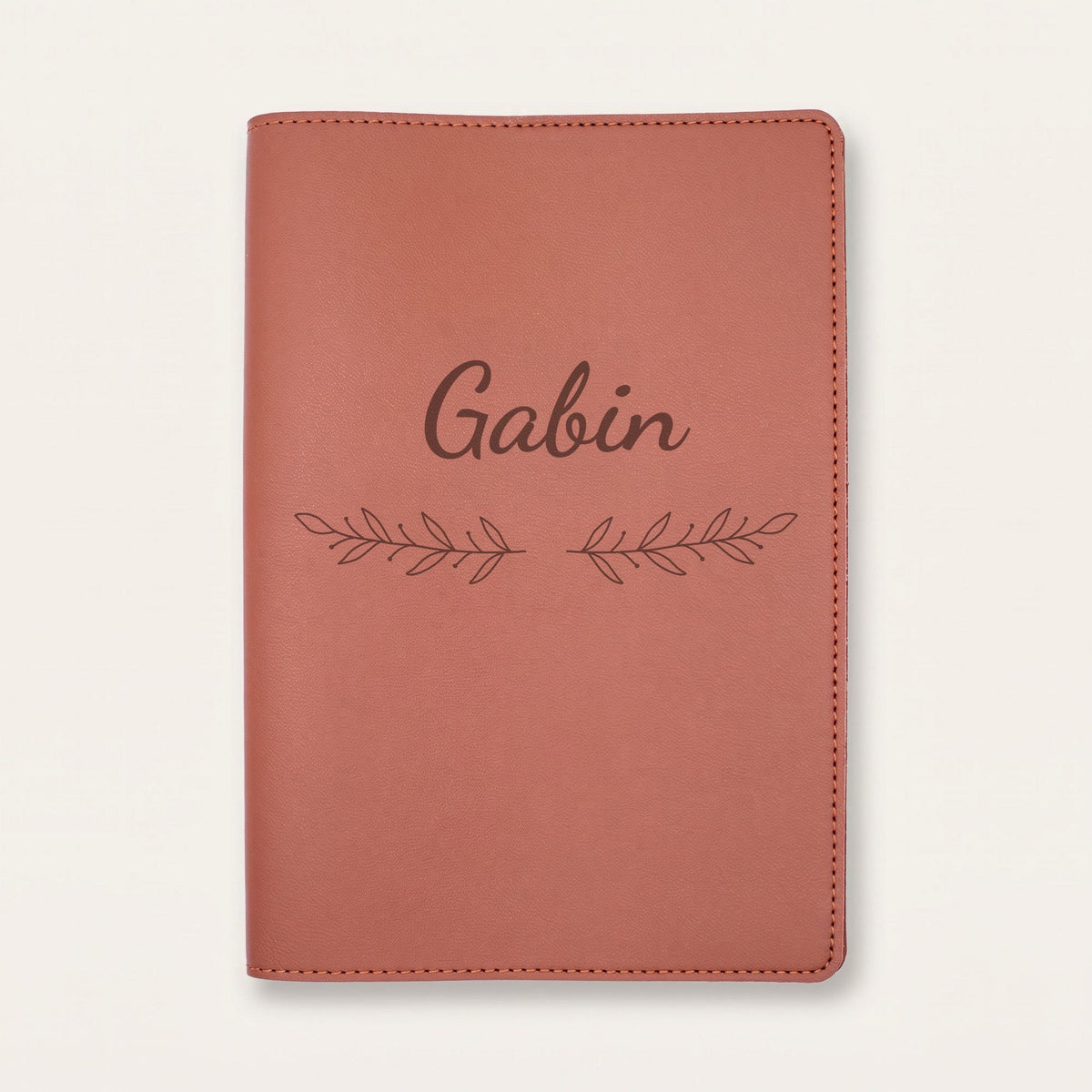 Protège carnet de santé personnalisé Gabin — Chocolat — prénom « Gabin » gravé, ornement Rameaux