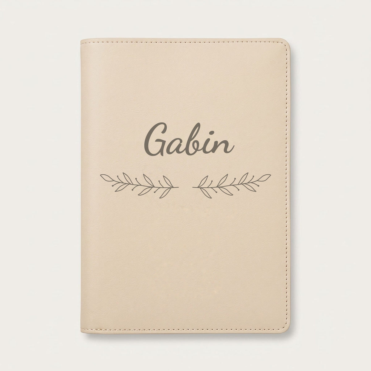 Protège carnet de santé personnalisé Gabin — Crème vanille — prénom « Gabin » gravé, ornement Rameaux