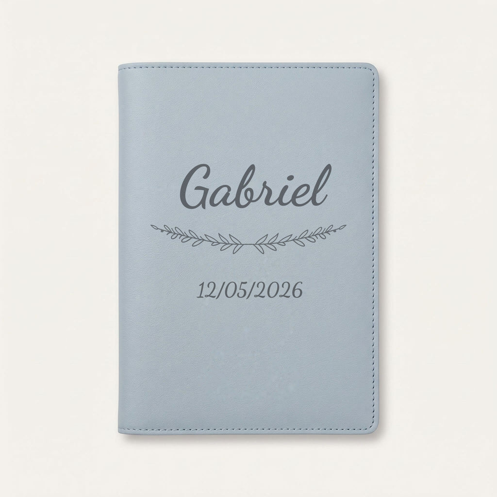 Protège carnet de santé personnalisé Gabriel — Bleu nuage — prénom « Gabriel », ornement Brindilles et date de naissance « 12/05/2026 » gravés