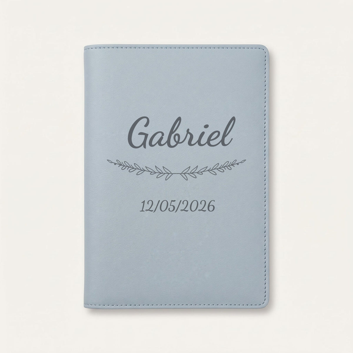 Protège carnet de santé personnalisé Gabriel — Bleu nuage — prénom « Gabriel », ornement Brindilles et date de naissance « 12/05/2026 » gravés