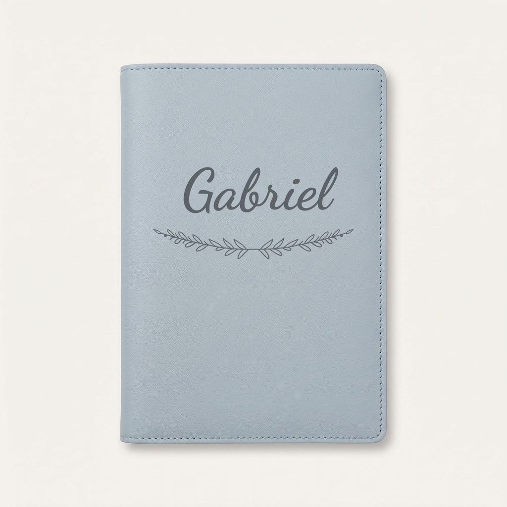 Protège carnet de santé personnalisé Gabriel — Bleu nuage — prénom « Gabriel » gravé, ornement Brindilles