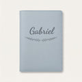 Protège carnet de santé personnalisé Gabriel — Bleu nuage — prénom « Gabriel » gravé, ornement Brindilles
