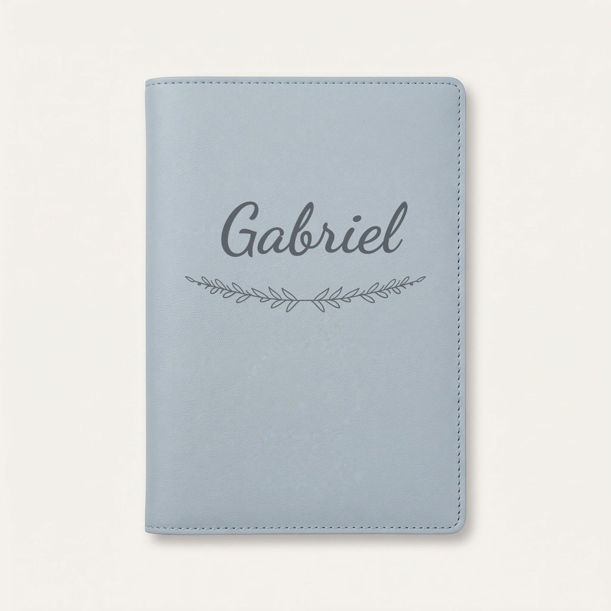 Protège carnet de santé personnalisé Gabriel — Bleu nuage — prénom « Gabriel » gravé, ornement Brindilles