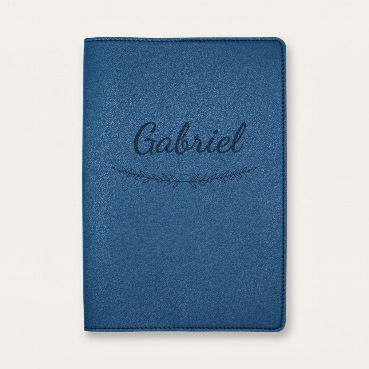 Protège carnet de santé personnalisé Gabriel — Bleu nuit — prénom « Gabriel » gravé, ornement Brindilles