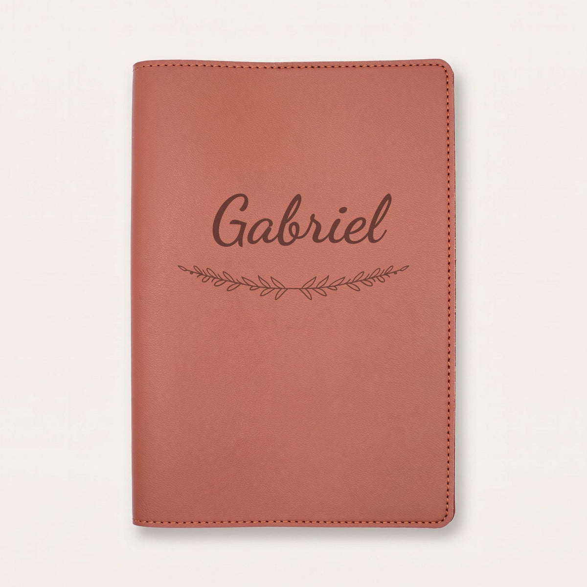 Protège carnet de santé personnalisé Gabriel — Chocolat — prénom « Gabriel » gravé, ornement Brindilles
