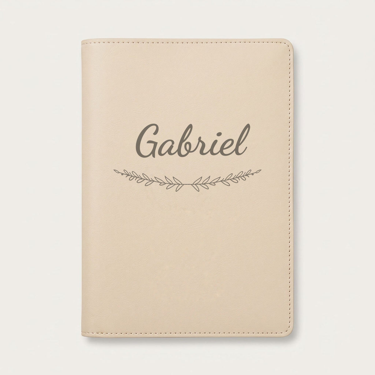 Protège carnet de santé personnalisé Gabriel — Crème vanille — prénom « Gabriel » gravé, ornement Brindilles