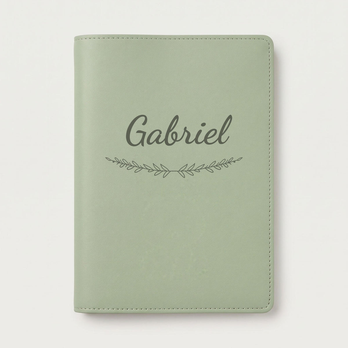 Protège carnet de santé personnalisé Gabriel — Vert sauge — prénom « Gabriel » gravé, ornement Brindilles