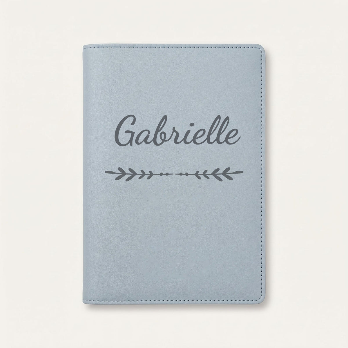 Protège carnet de santé personnalisé Gabrielle — Bleu nuage — prénom « Gabrielle » gravé, ornement Flèche