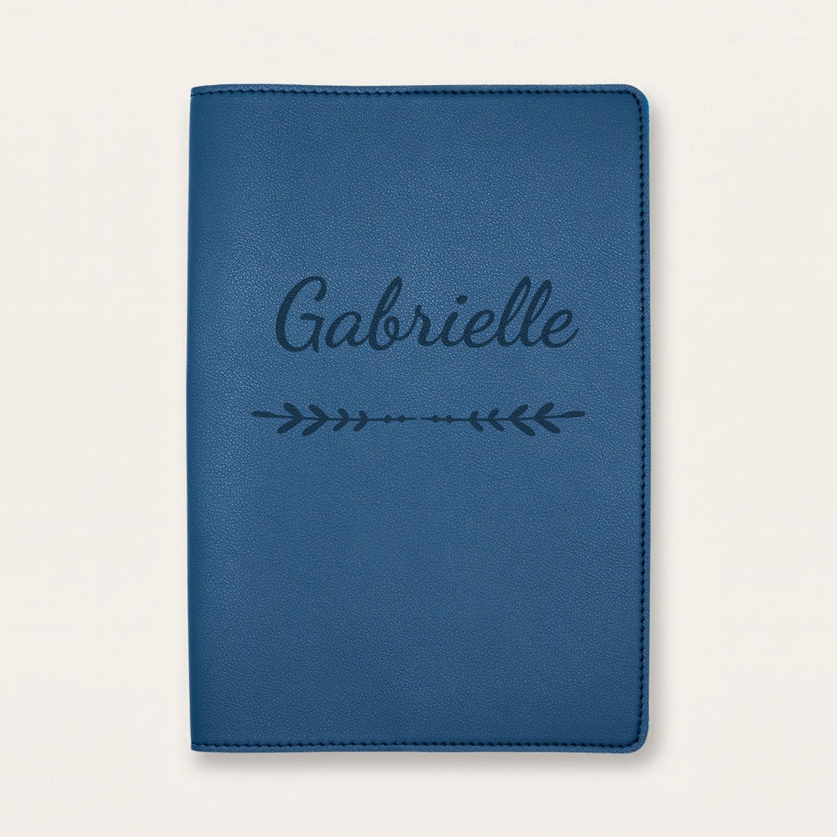 Protège carnet de santé personnalisé Gabrielle — Bleu nuit — prénom « Gabrielle » gravé, ornement Flèche