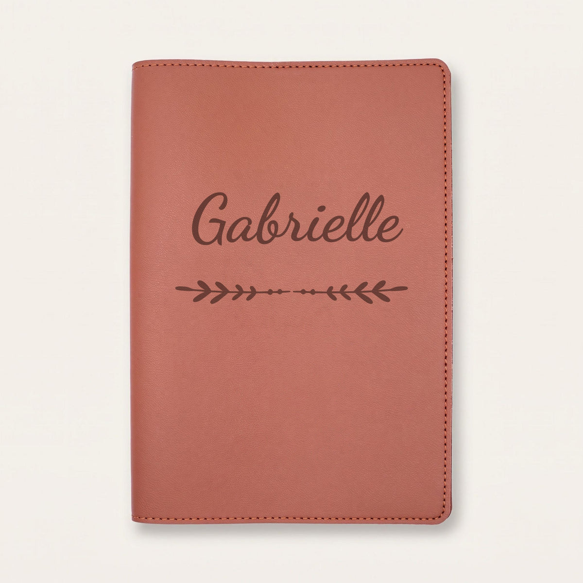 Protège carnet de santé personnalisé Gabrielle — Chocolat — prénom « Gabrielle » gravé, ornement Flèche