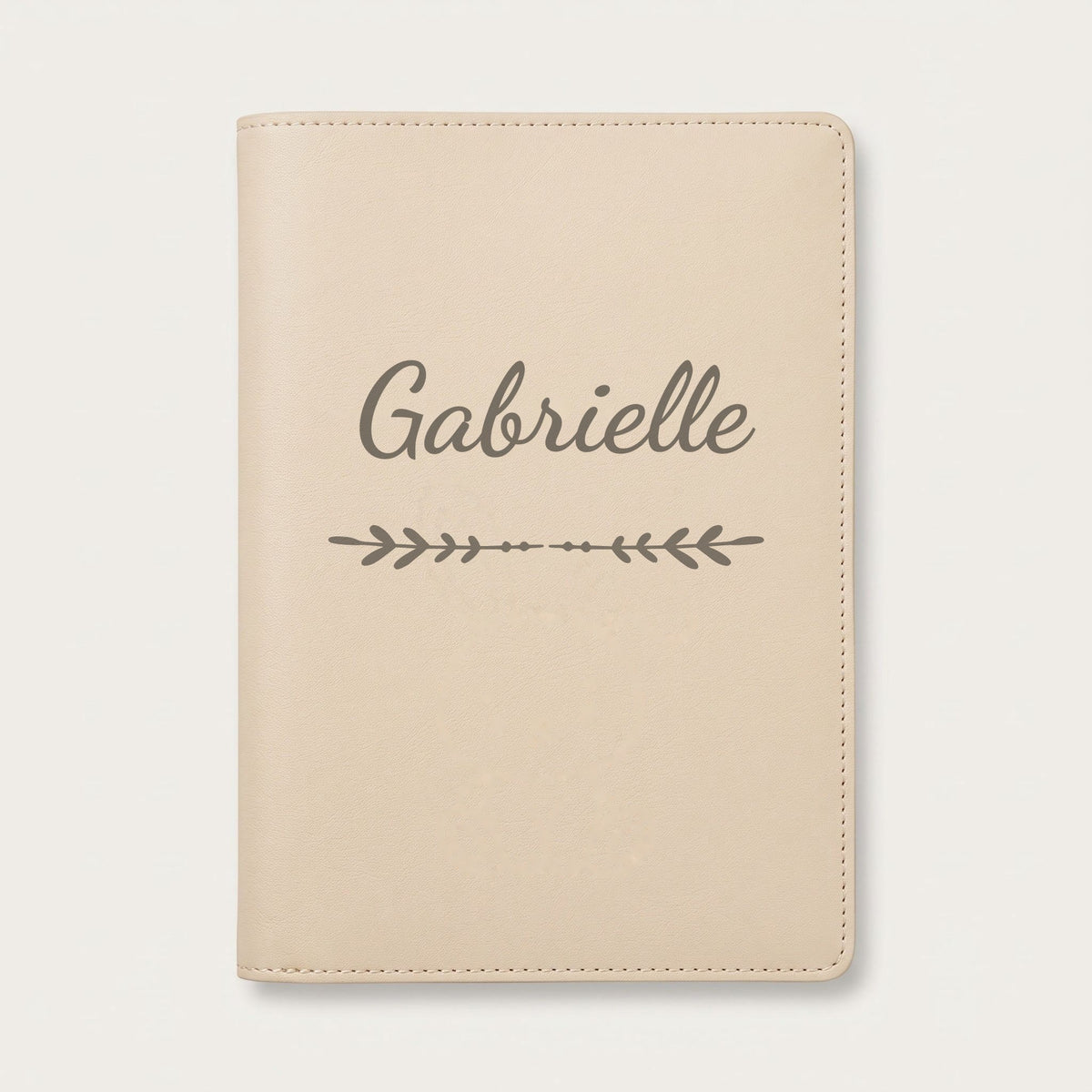 Protège carnet de santé personnalisé Gabrielle — Crème vanille — prénom « Gabrielle » gravé, ornement Flèche
