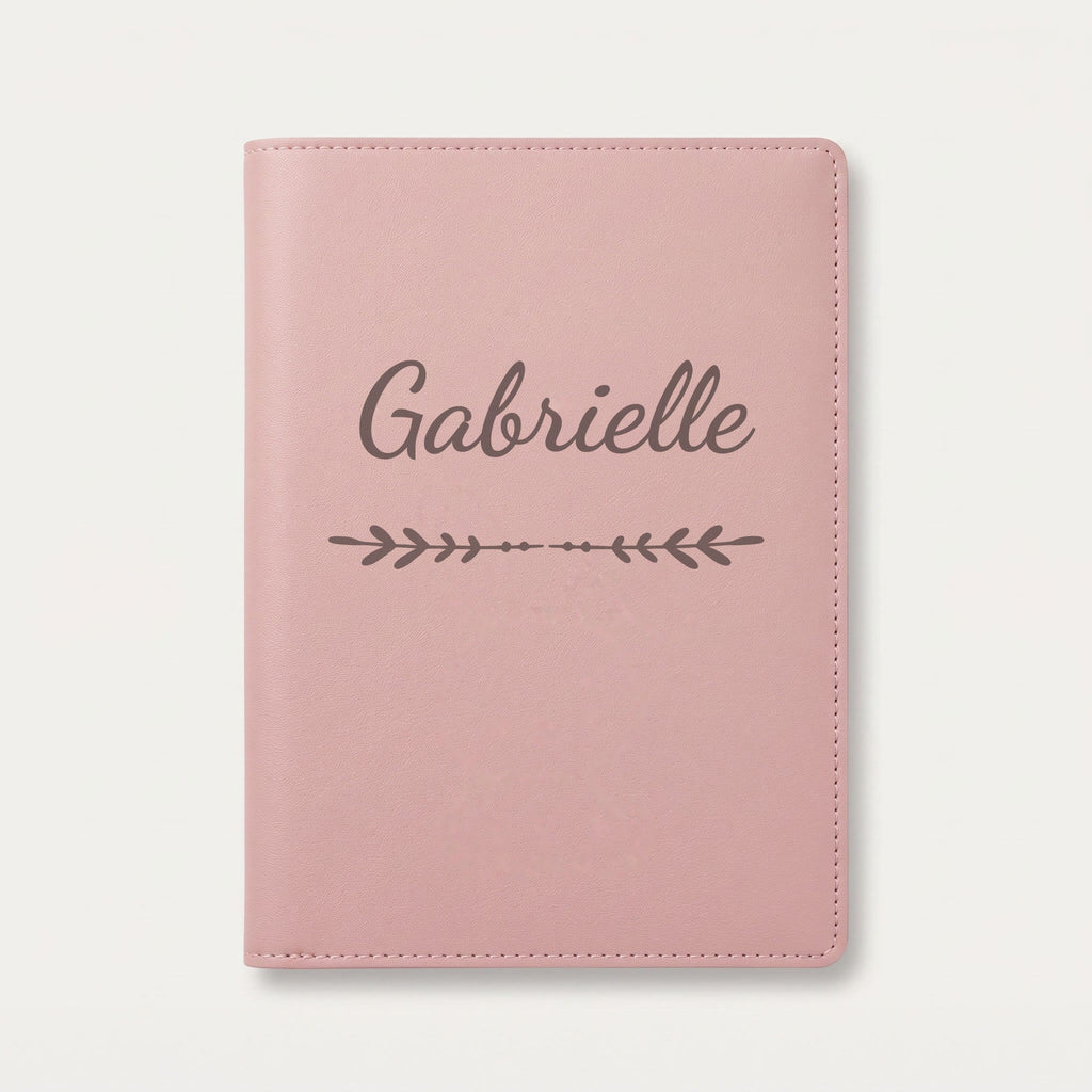 Protège carnet de santé personnalisé Gabrielle — Rose dragée — prénom « Gabrielle » gravé, ornement Flèche