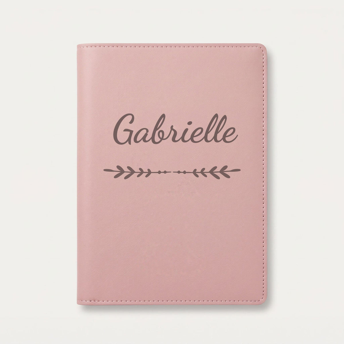 Protège carnet de santé personnalisé Gabrielle — Rose dragée — prénom « Gabrielle » gravé, ornement Flèche
