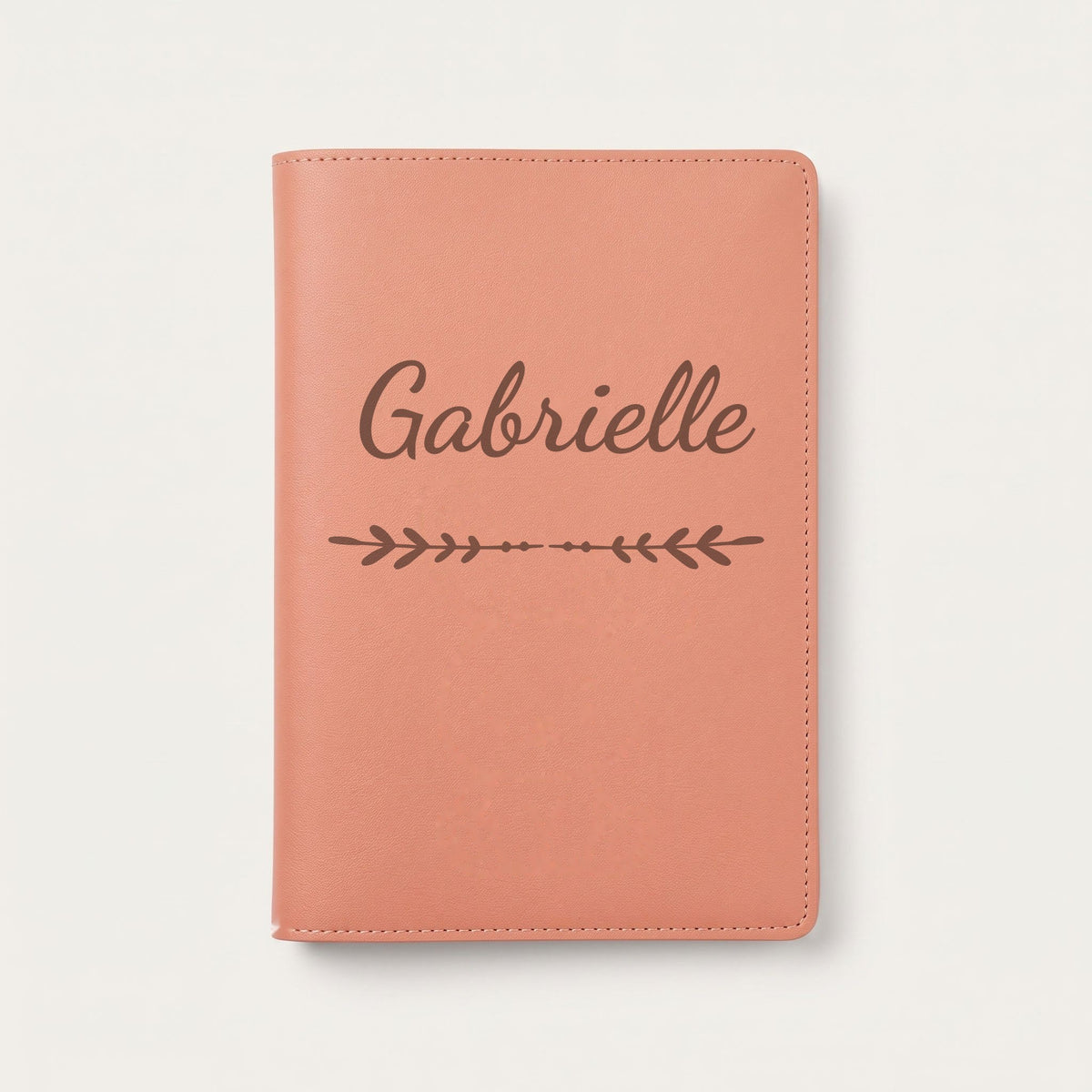 Protège carnet de santé personnalisé Gabrielle — Terracotta — prénom « Gabrielle » gravé, ornement Flèche