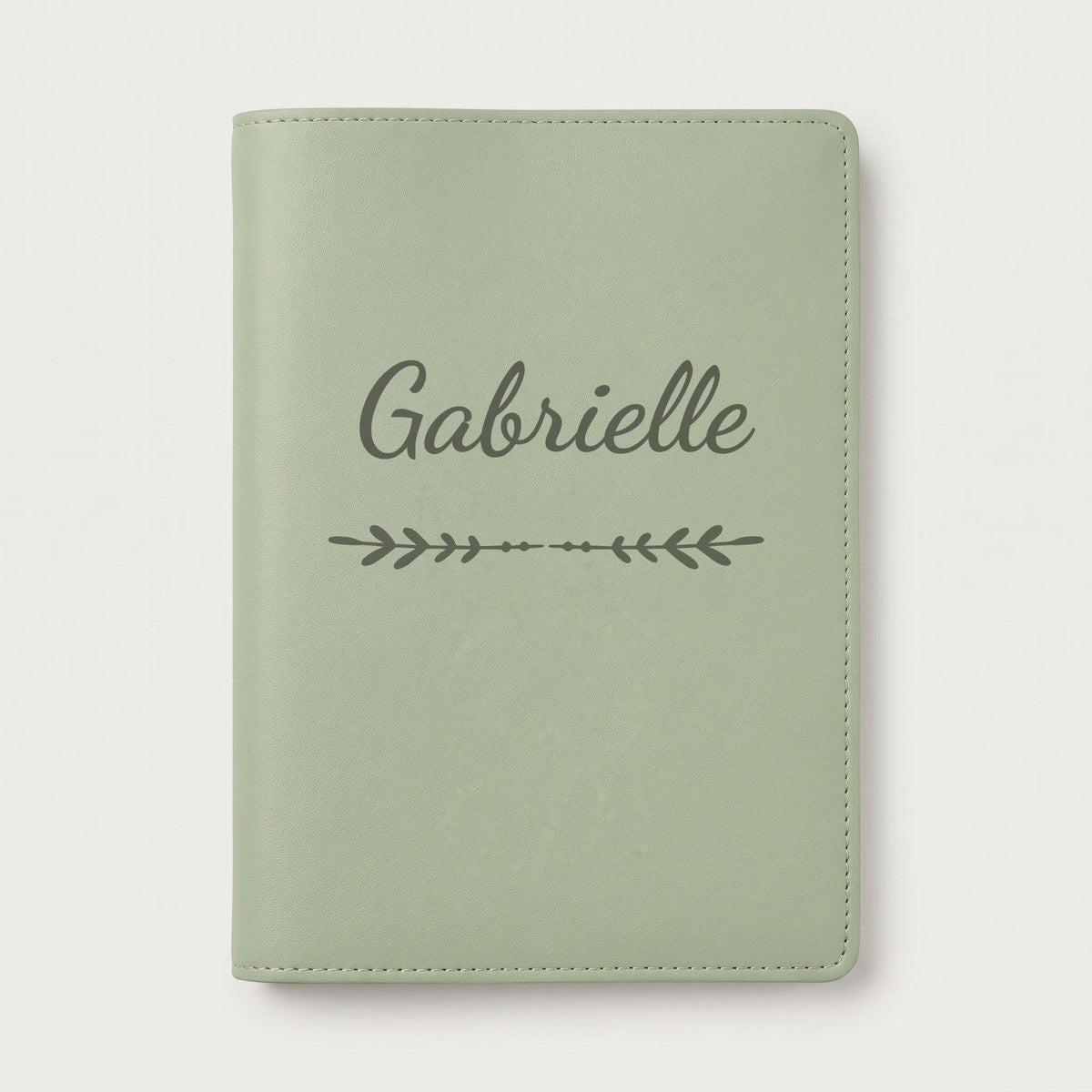 Protège carnet de santé personnalisé Gabrielle — Vert sauge — prénom « Gabrielle » gravé, ornement Flèche