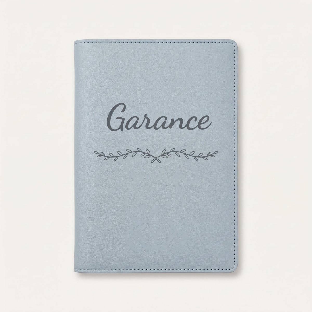 Protège carnet de santé personnalisé Garance — Bleu nuage — prénom « Garance » gravé, ornement Liane