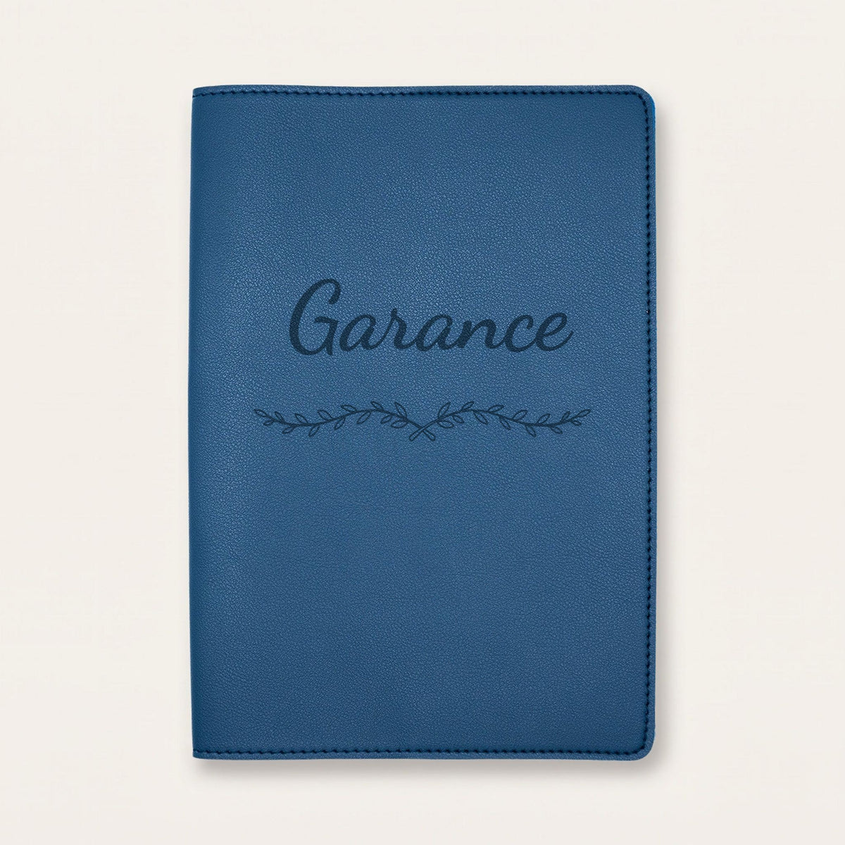 Protège carnet de santé personnalisé Garance — Bleu nuit — prénom « Garance » gravé, ornement Liane