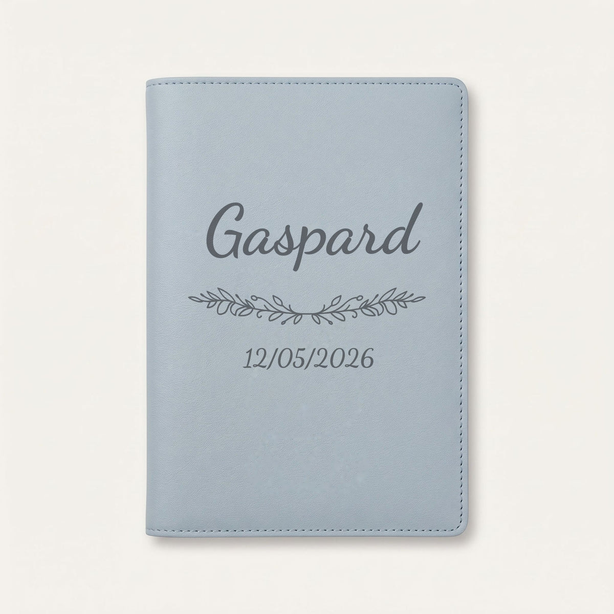 Protège carnet de santé personnalisé Gaspard — Bleu nuage — prénom « Gaspard », ornement Guirlande et date de naissance « 12/05/2026 » gravés