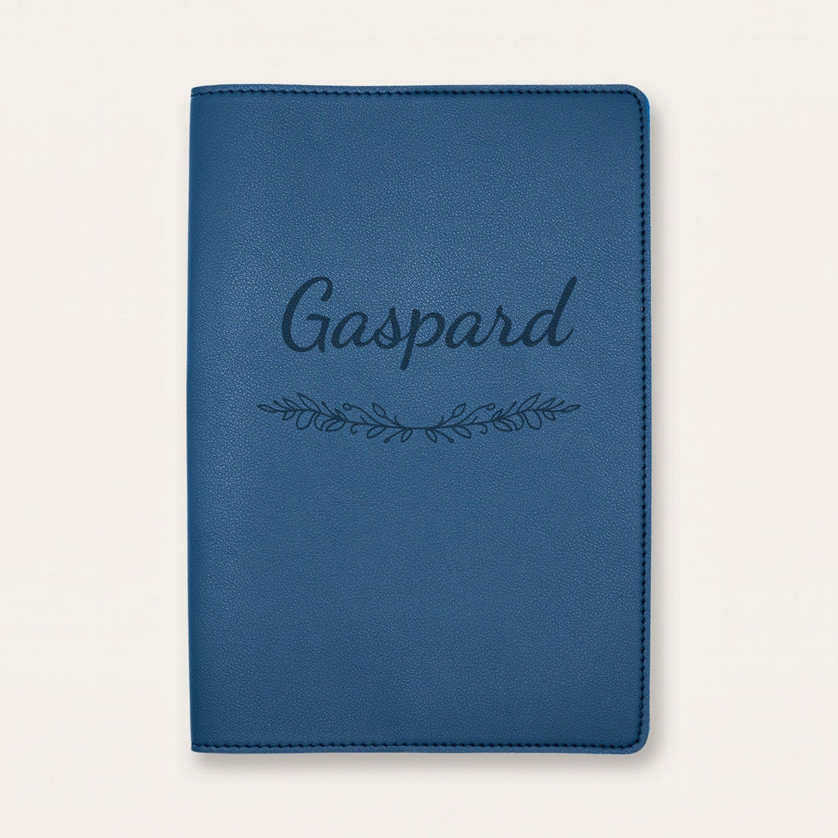 Protège carnet de santé personnalisé Gaspard — Bleu nuit — prénom « Gaspard » gravé, ornement Guirlande