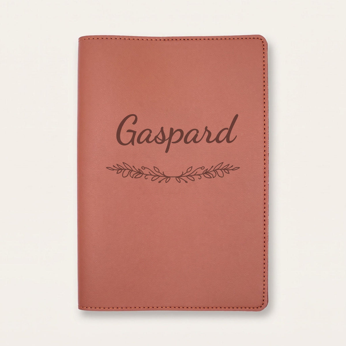 Protège carnet de santé personnalisé Gaspard — Chocolat — prénom « Gaspard » gravé, ornement Guirlande