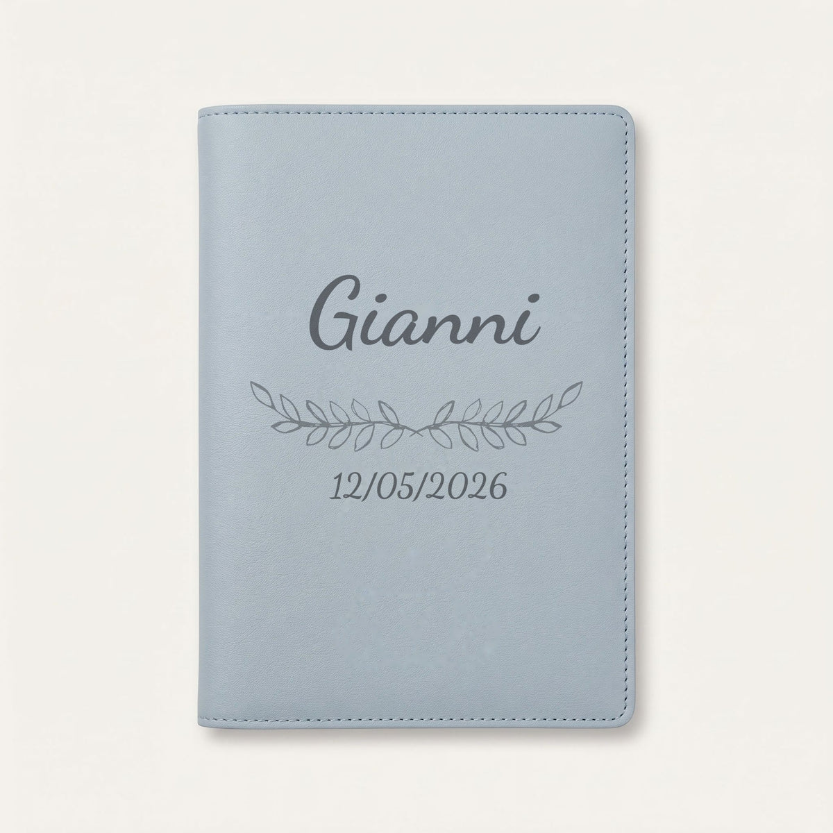 Protège carnet de santé personnalisé Gianni — Bleu nuage — prénom « Gianni », ornement Feuillage et date de naissance « 12/05/2026 » gravés