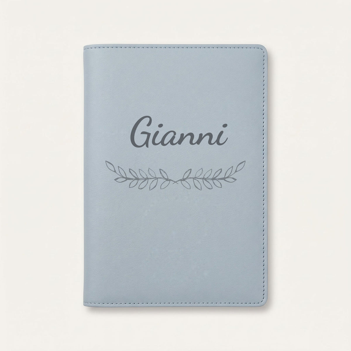 Protège carnet de santé personnalisé Gianni — Bleu nuage — prénom « Gianni » gravé, ornement Feuillage