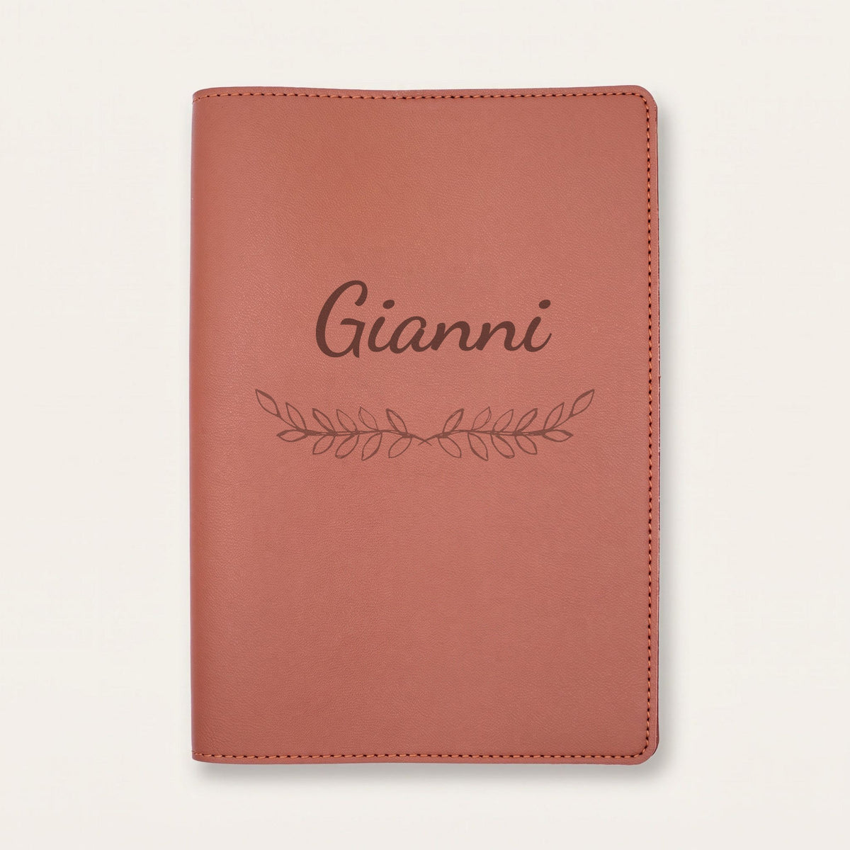 Protège carnet de santé personnalisé Gianni — Chocolat — prénom « Gianni » gravé, ornement Feuillage