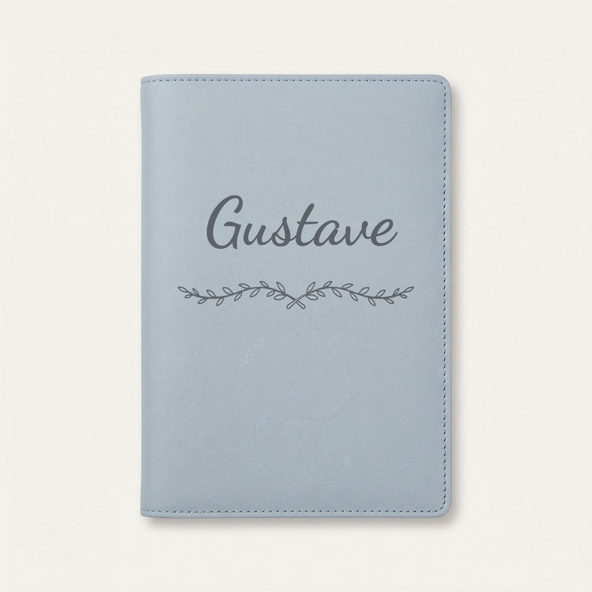 Protège carnet de santé personnalisé Gustave — Bleu nuage — prénom « Gustave » gravé, ornement Liane