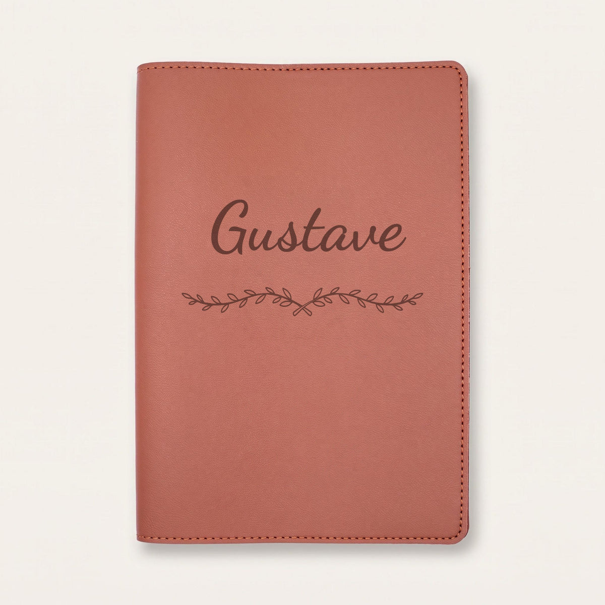 Protège carnet de santé personnalisé Gustave — Chocolat — prénom « Gustave » gravé, ornement Liane