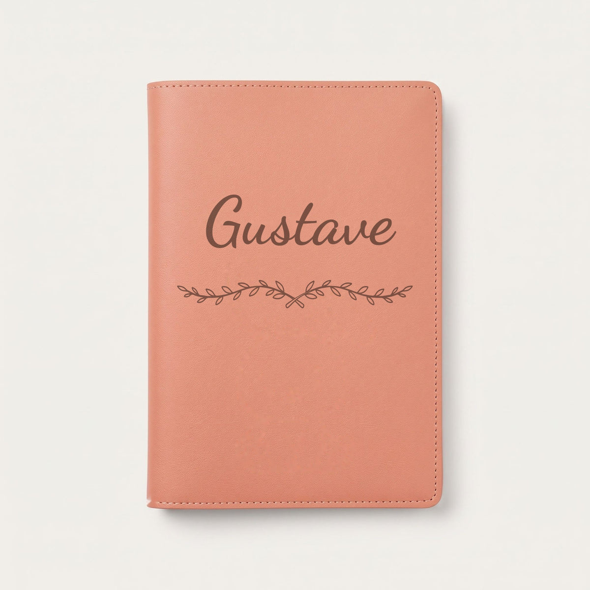 Protège carnet de santé personnalisé Gustave — Terracotta — prénom « Gustave » gravé, ornement Liane