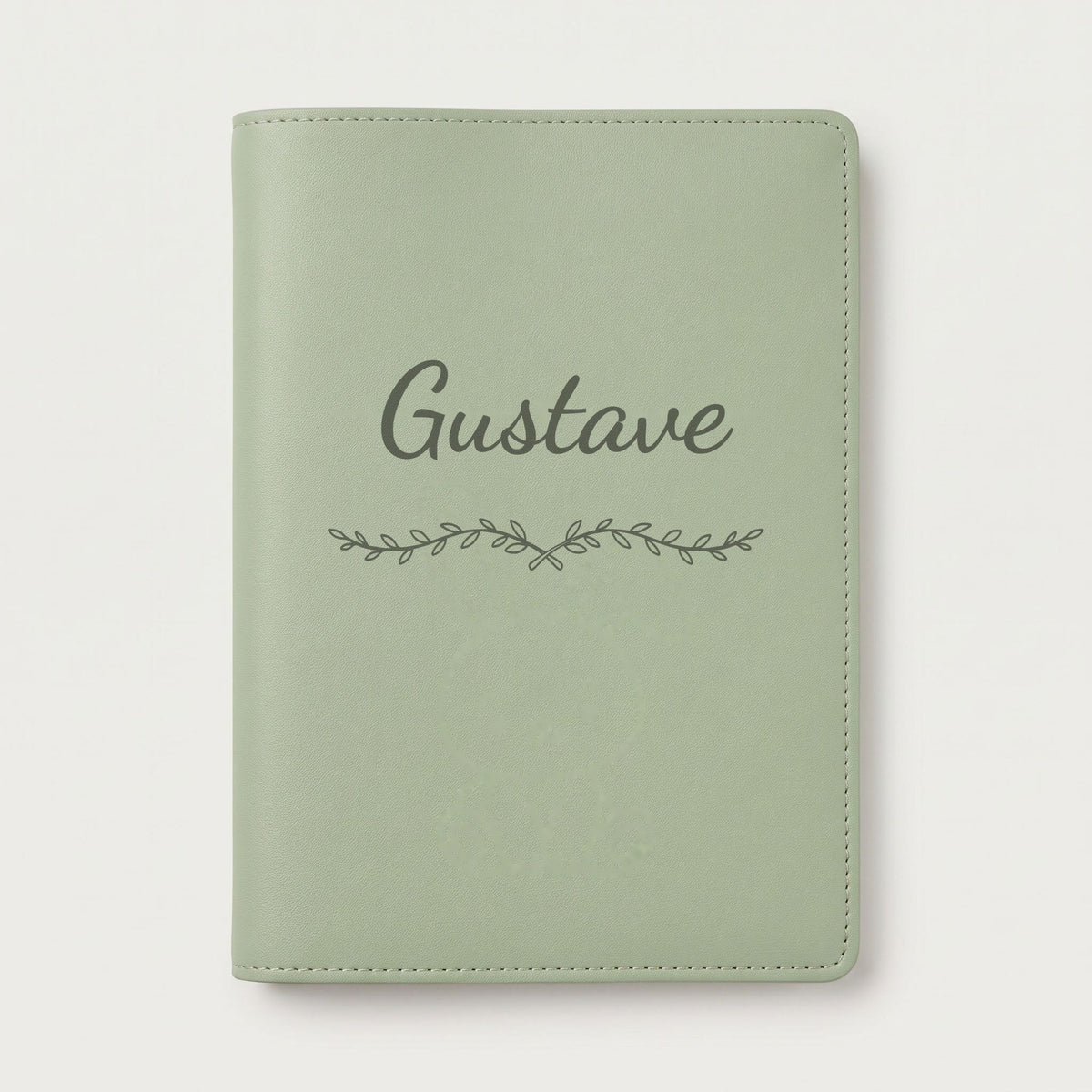 Protège carnet de santé personnalisé Gustave — Vert sauge — prénom « Gustave » gravé, ornement Liane