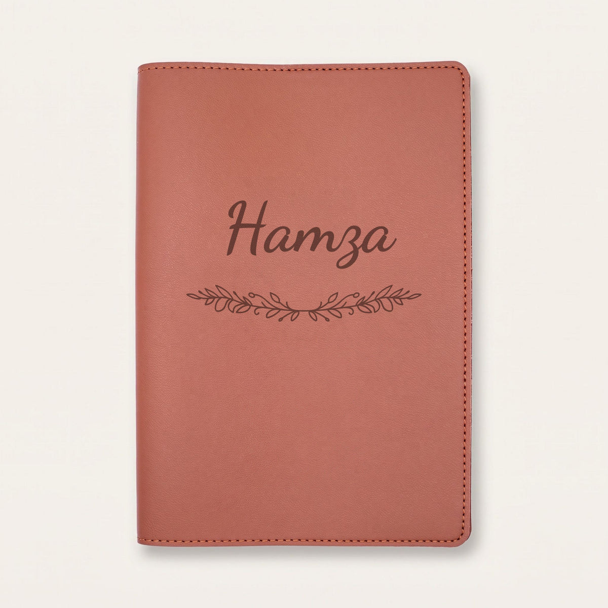 Protège carnet de santé personnalisé Hamza — Chocolat — prénom « Hamza » gravé, ornement Guirlande