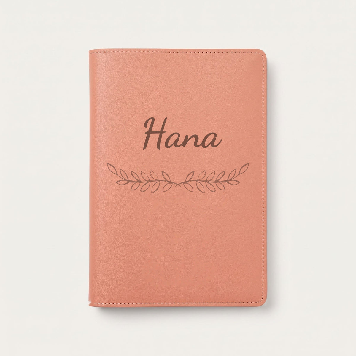 Protège carnet de santé personnalisé Hana — Terracotta — prénom « Hana » gravé, ornement Feuillage