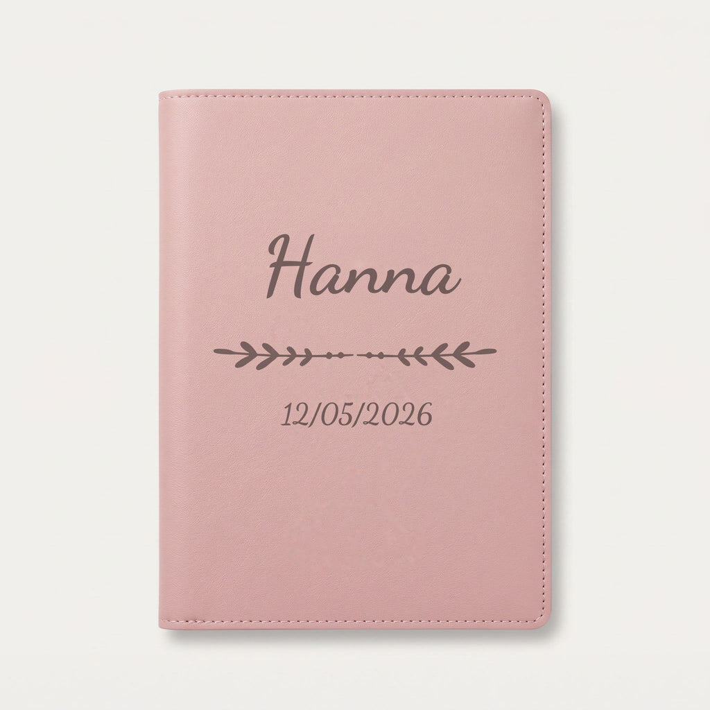 Protège carnet de santé personnalisé Hanna — Rose dragée — prénom « Hanna », ornement Flèche et date de naissance « 12/05/2026 » gravés