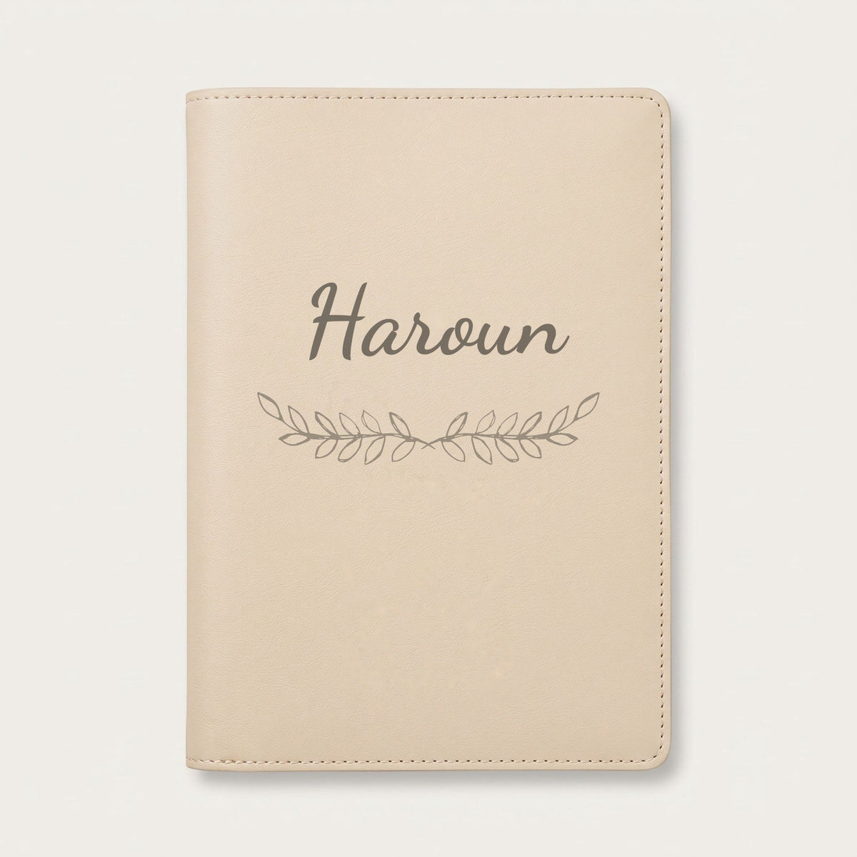 Protège carnet de santé personnalisé Haroun — Crème vanille — prénom « Haroun » gravé, ornement Feuillage