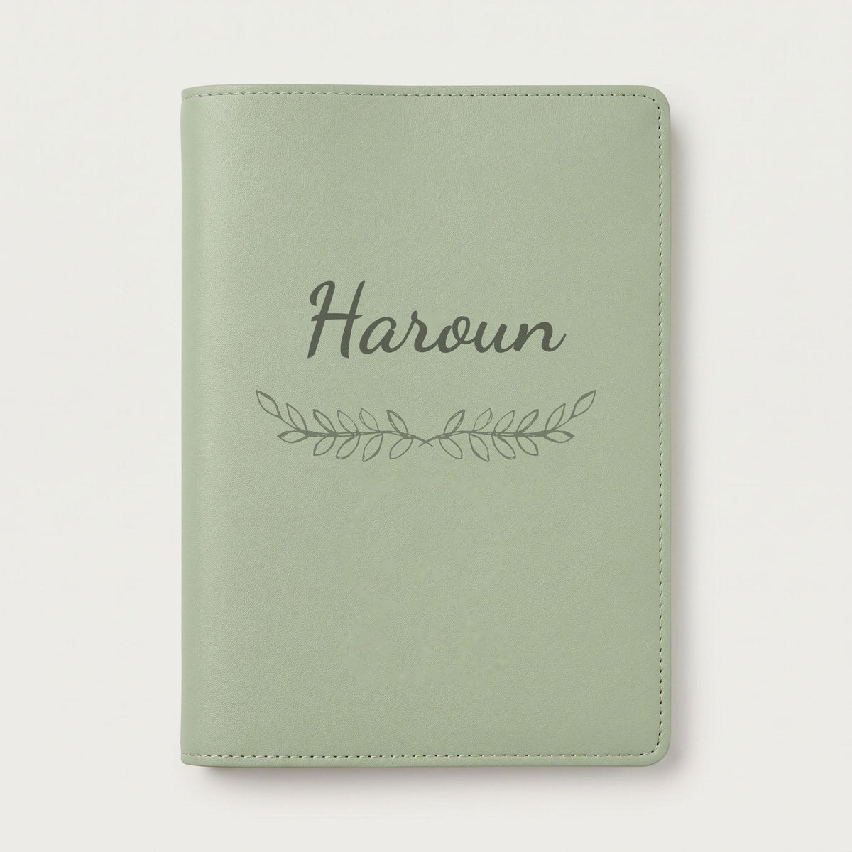 Protège carnet de santé personnalisé Haroun — Vert sauge — prénom « Haroun » gravé, ornement Feuillage