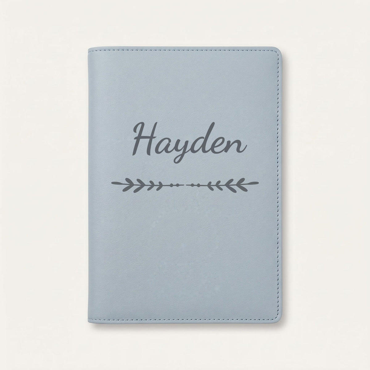 Protège carnet de santé personnalisé Hayden — Bleu nuage — prénom « Hayden » gravé, ornement Flèche