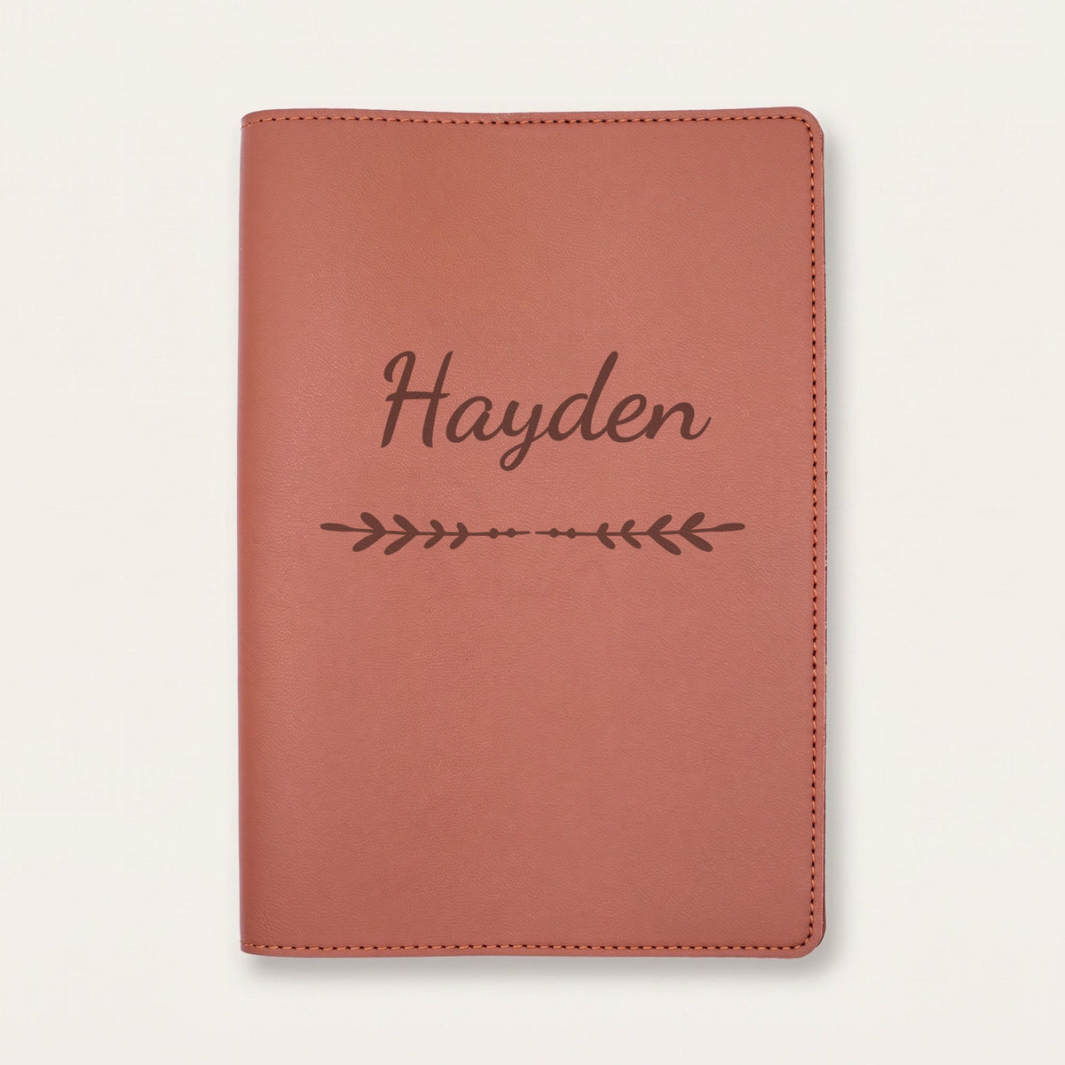 Protège carnet de santé personnalisé Hayden — Chocolat — prénom « Hayden » gravé, ornement Flèche