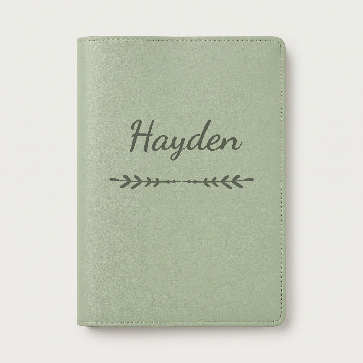 Protège carnet de santé personnalisé Hayden — Vert sauge — prénom « Hayden » gravé, ornement Flèche