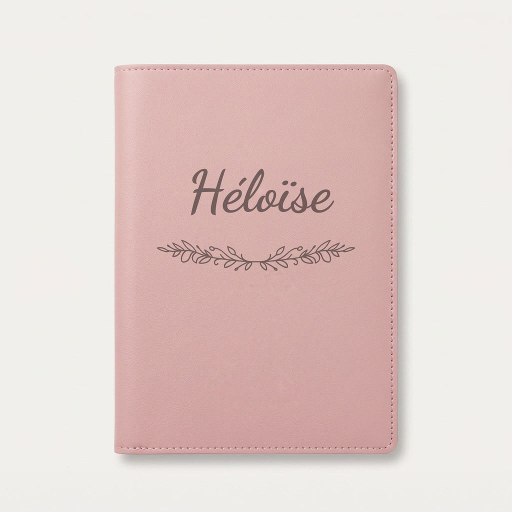 Protège carnet de santé personnalisé Héloïse — Rose dragée — prénom « Héloïse » gravé, ornement Guirlande