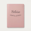 Protège carnet de santé personnalisé Héloïse — Rose dragée — prénom « Héloïse » gravé, ornement Guirlande