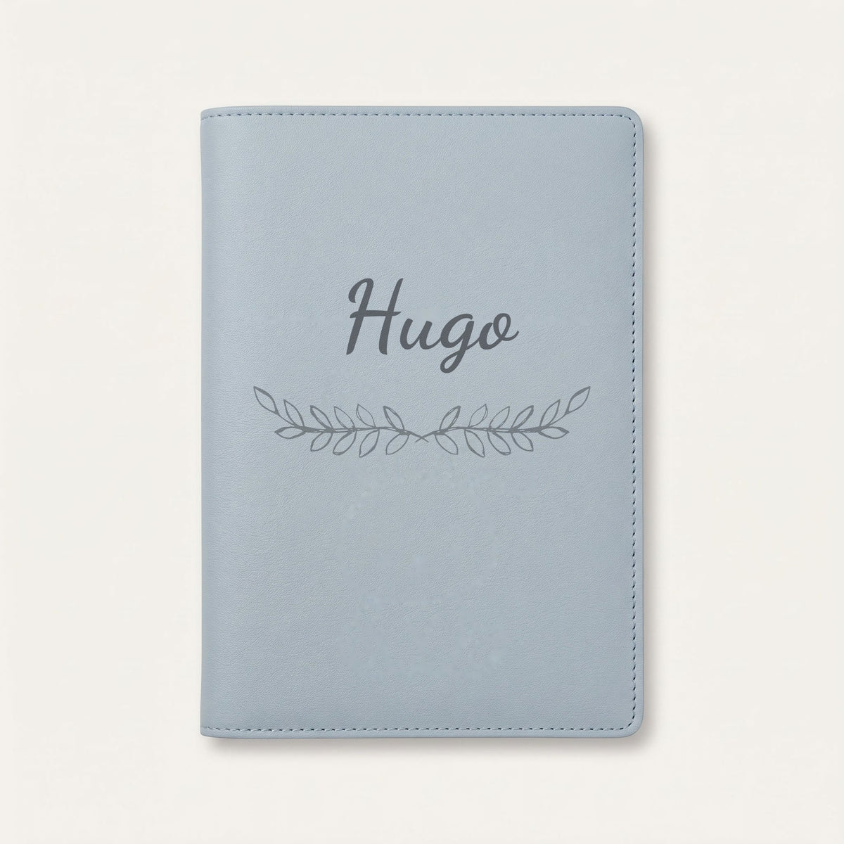 Protège carnet de santé personnalisé Hugo — Bleu nuage — prénom « Hugo » gravé, ornement Feuillage
