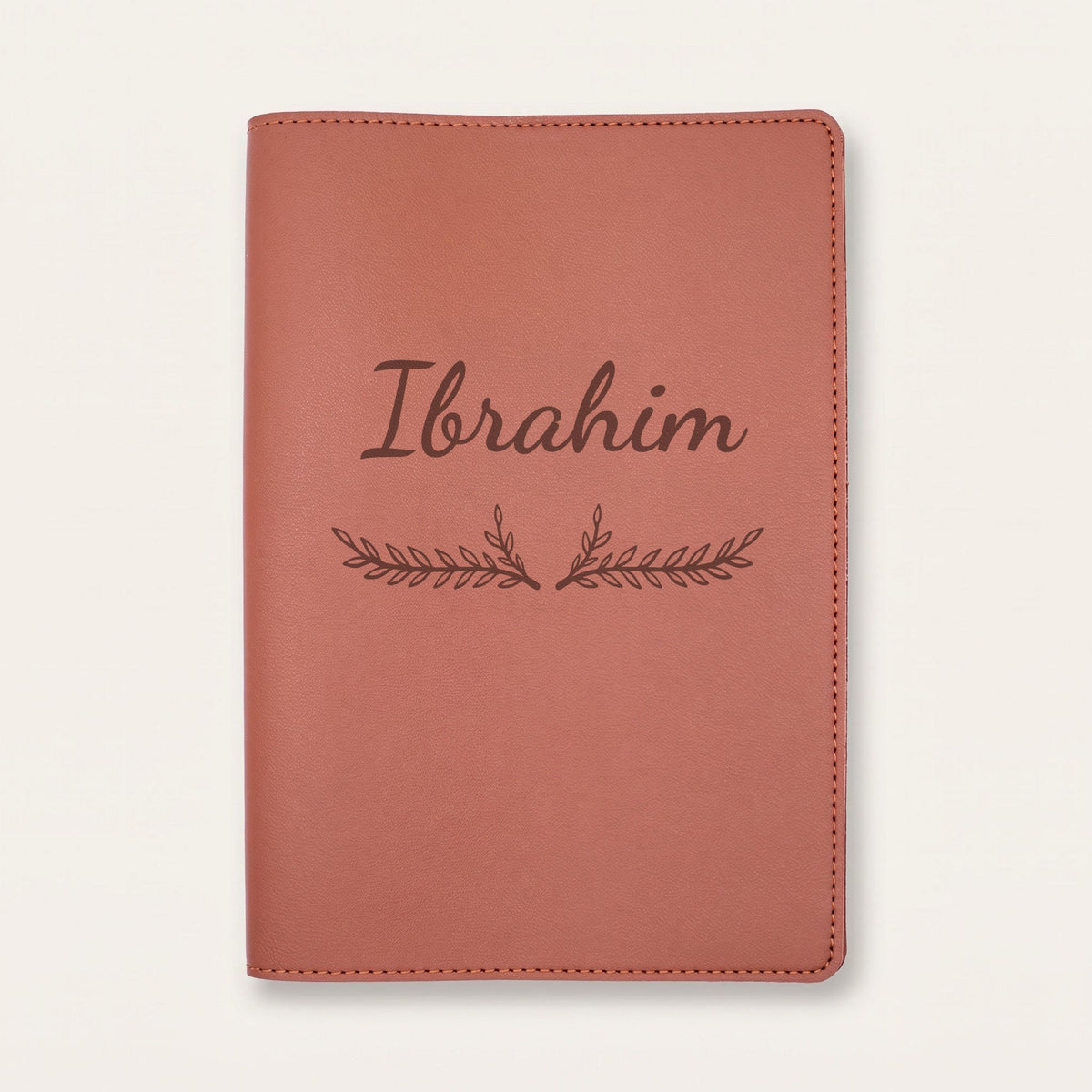 Protège carnet de santé personnalisé Ibrahim — Chocolat — prénom « Ibrahim » gravé, ornement Bouquet