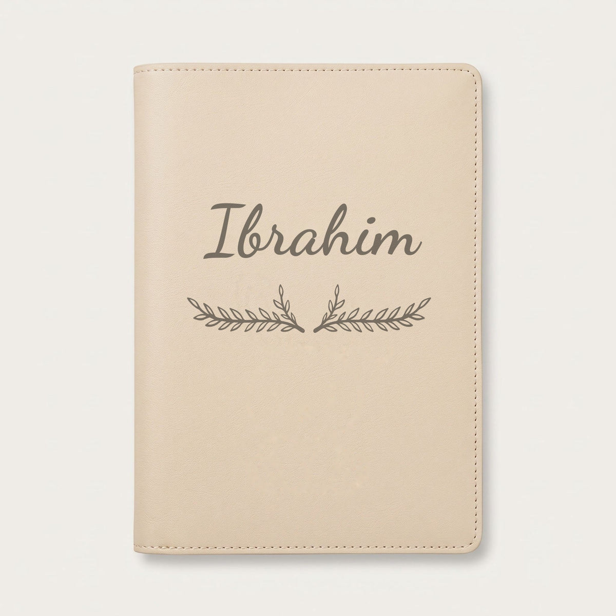 Protège carnet de santé personnalisé Ibrahim — Crème vanille — prénom « Ibrahim » gravé, ornement Bouquet