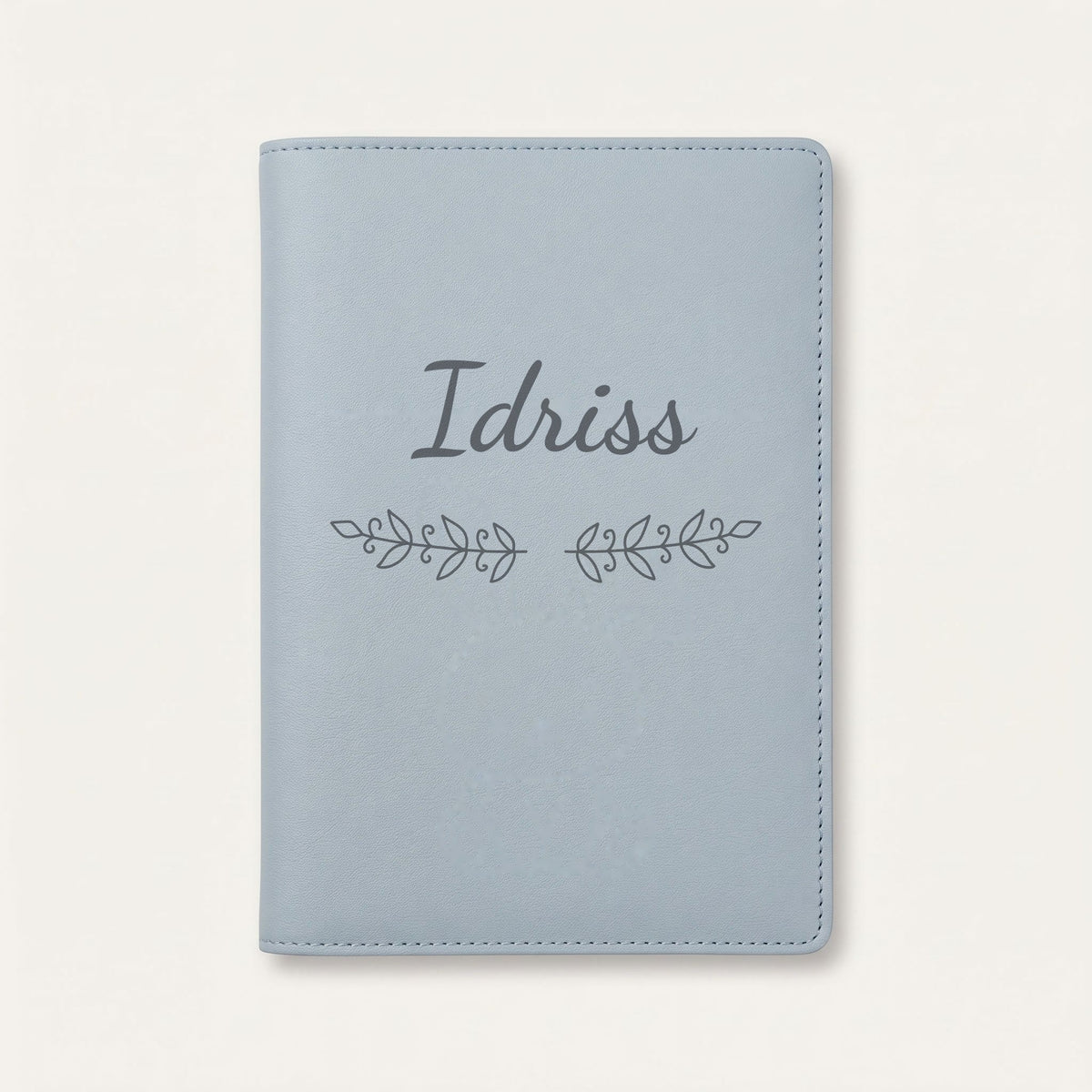 Protège carnet de santé personnalisé Idriss — Bleu nuage — prénom « Idriss » gravé, ornement Volutes