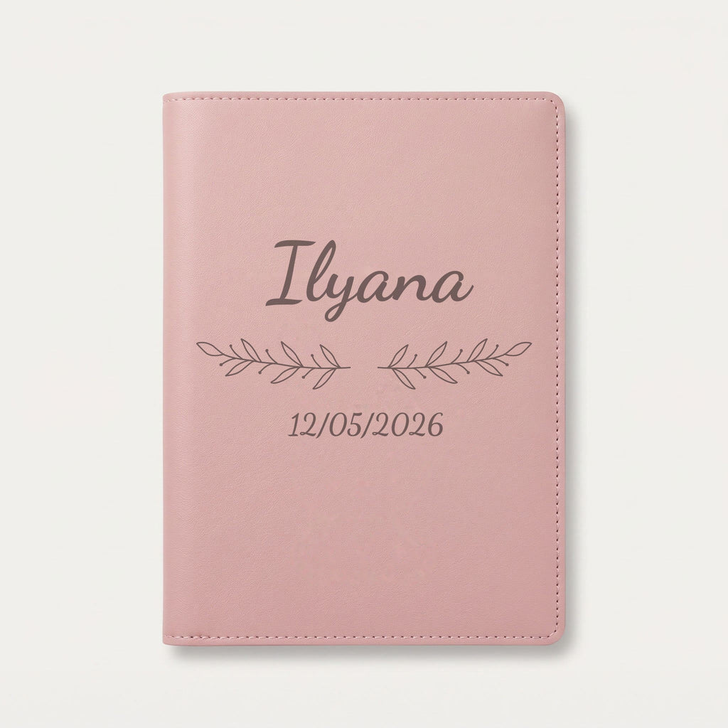 Protège carnet de santé personnalisé Ilyana — Rose dragée — prénom « Ilyana », ornement Rameaux et date de naissance « 12/05/2026 » gravés