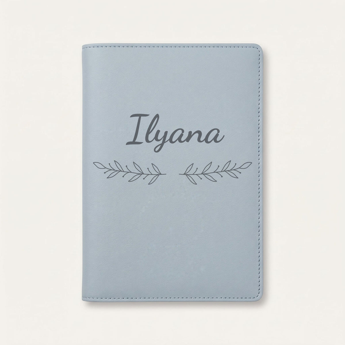 Protège carnet de santé personnalisé Ilyana — Bleu nuage — prénom « Ilyana » gravé, ornement Rameaux