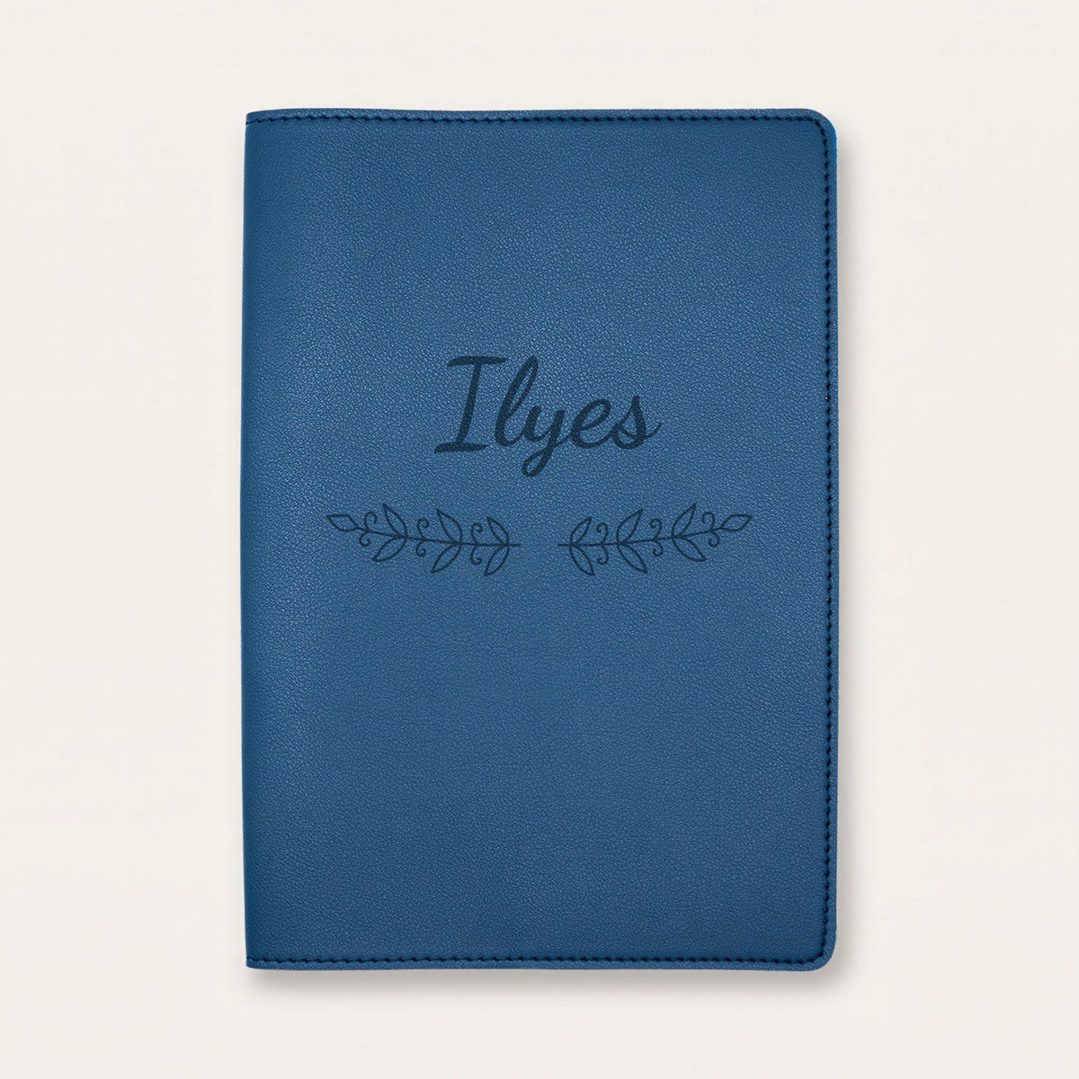 Protège carnet de santé personnalisé Ilyes — Bleu nuit — prénom « Ilyes » gravé, ornement Volutes