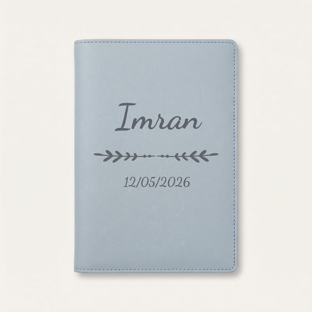 Protège carnet de santé personnalisé Imran — Bleu nuage — prénom « Imran », ornement Flèche et date de naissance « 12/05/2026 » gravés